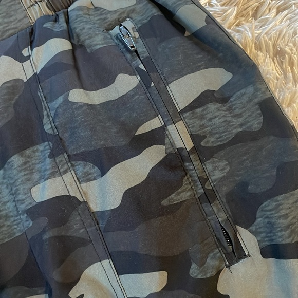 Old Navy size small camo active joggers - Picture 3 of 7